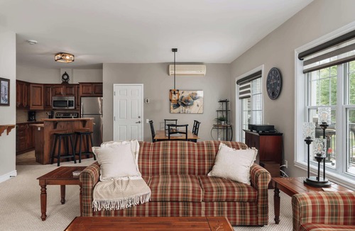 Saint-Faustin-Lac-Carre Condo | Neve - Terrace, BBQ & Pool