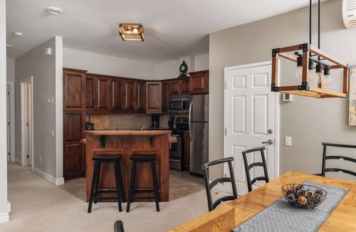 Saint-Faustin-Lac-Carre Condo | Neve - Terrace, BBQ & Pool