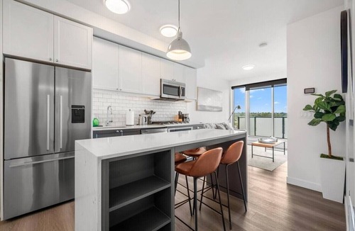Kensington Apartment | NEW | 2 Bed | Pull out Sofa | UG Parking | AC
