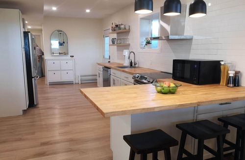 Cardston House | New 2-bedroom Suite. A short drive to Waterton Park.