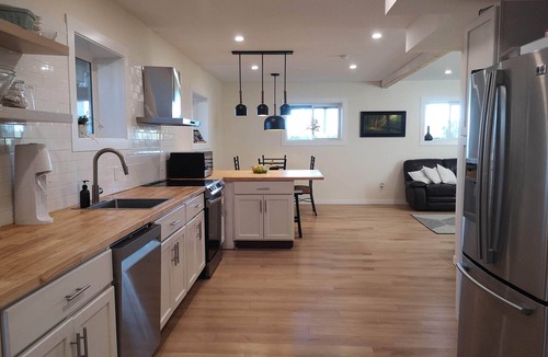 Cardston House | New 2-bedroom Suite. A short drive to Waterton Park.