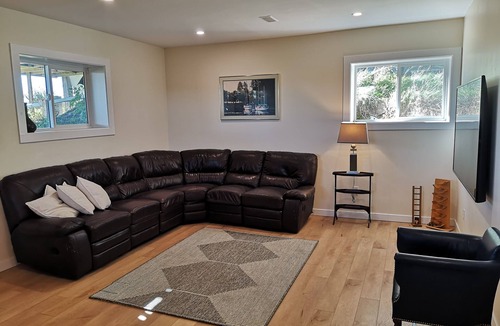 Cardston House | New 2-bedroom Suite. A short drive to Waterton Park.