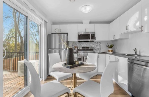 Niagara Falls Apartment | New 2BR Suite Sleeps 5, 7 Min to Falls w/Parking