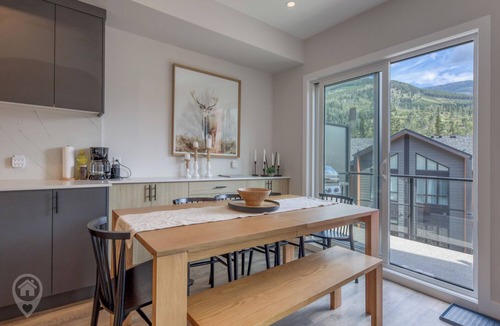East Kootenay House | New 4 bdr at Nordix w/private hot tub