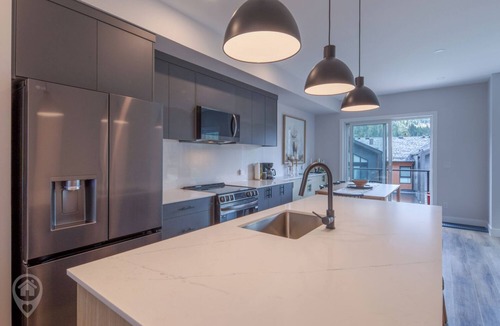 East Kootenay House | New 4 bdr at Nordix w/private hot tub