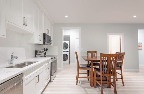 Duncan House | New and spacious suite close to town, attractions and hospital