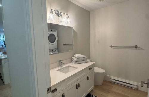 Fort Langley Apartment | New Bright Modern Guest Suite