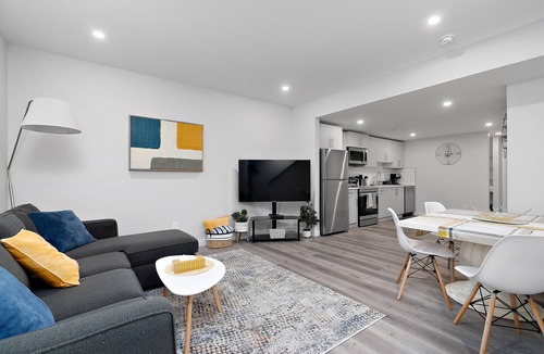 Northwest Edmonton Apartment | NEW BUILD Centrally Located Modern Suite - Wifi & Optik TV