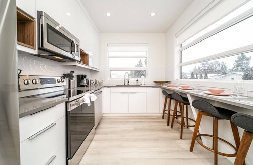 Southwest Edmonton House | ☆NEW☆Chic Modern 3BDRM☆Central☆WiFi☆Netflix✔Clean!