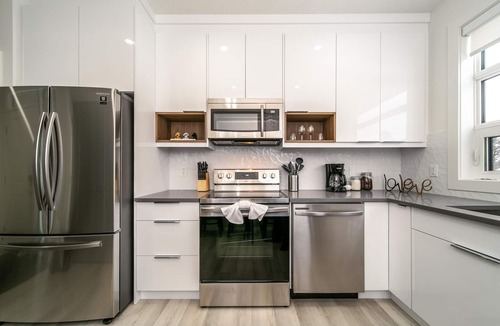 Southwest Edmonton House | ☆NEW☆Chic Modern 3BDRM☆Central☆WiFi☆Netflix✔Clean!