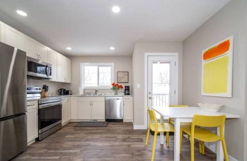 Southeast Edmonton House | NEW - Euro-Style Suite - Whyte Ave/Clean/A/C/NFLX/Sleeps6
