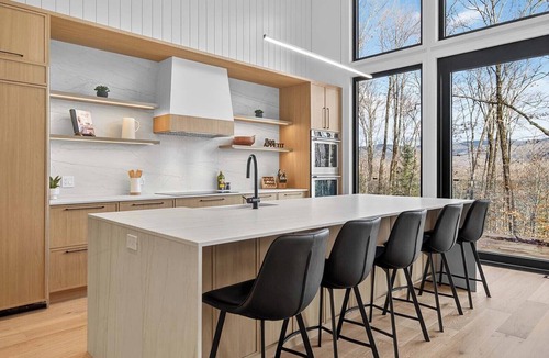 Mont-Tremblant House | NEW! Forêt de Verre | 7 Min to Village | Hot Tub, Firepit & Entertainment | 16 Guests