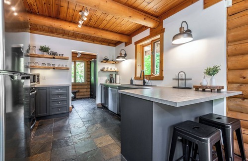 Labelle Ski Chalet | NEW! Grand Timber Chalet - Hot Tub & Billiard