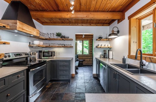 Labelle Ski Chalet | NEW! Grand Timber Chalet - Hot Tub & Billiard