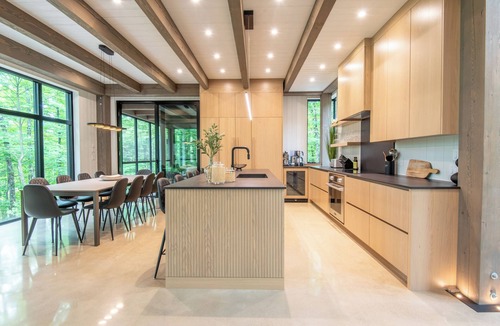 Mont-Tremblant House | NEW! Lagom Trad | 5 Bedrooms | Private Hot Tub in Forest | 1 Min to Tremblant Resort