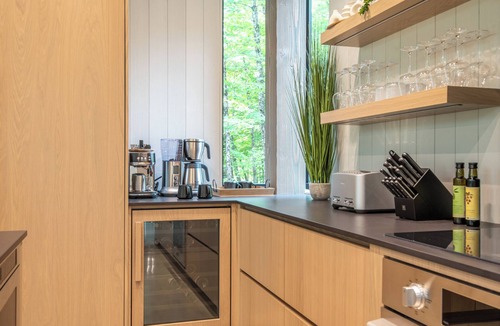Mont-Tremblant House | NEW! Lagom Trad | 5 Bedrooms | Private Hot Tub in Forest | 1 Min to Tremblant Resort
