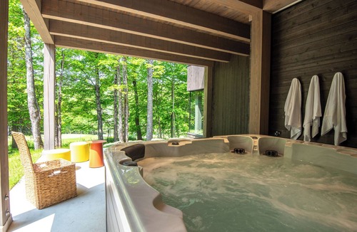 Mont-Tremblant House | NEW! Lagom Tyst Chalet | 7 Bedrooms | 4700 sq.ft Luxury | Hot Tub & Garage | Near Resort