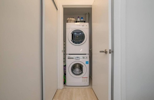 Bay Street Corridor Apartment | New Luxury 1 Bedroom Downtown Apartment