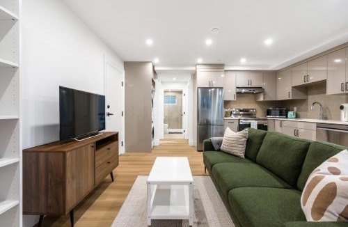 Dunbar House | New Luxury 2BR Prime Dunbar Home - Near UBC, Downtown, Beaches & Shops - Free Parking