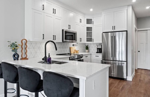 Harrison Hot Springs Condo | New Mountain View 1BR + Den