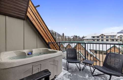 Canmore Villa | NEW Private Hot Tub ~ Upscale Mountain Home