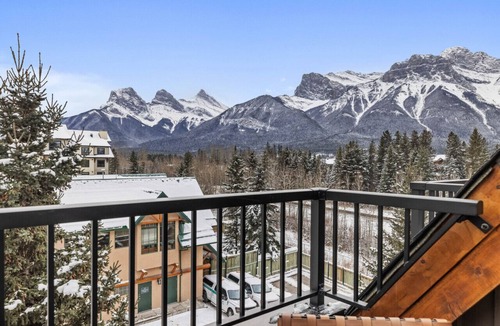 Canmore Villa | NEW Private Hot Tub ~ Upscale Mountain Home