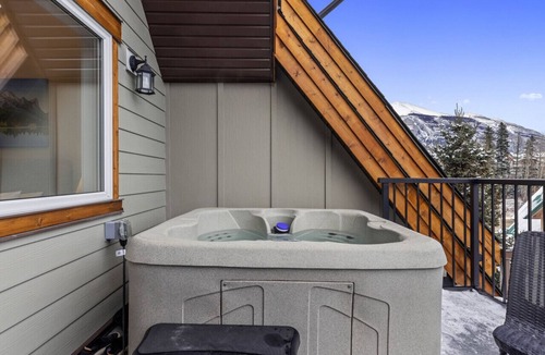 Canmore Villa | NEW Private Hot Tub ~ Upscale Mountain Home