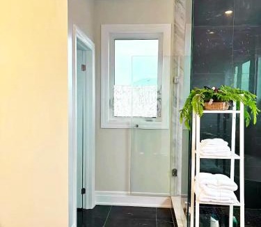 Innisfil House | NEW Spacious BR with Ensuite Bathroom