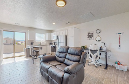 Mesa Del Sol Innovation Park Apartment | New Studio, Balcony w/views, Nexflix, Pool