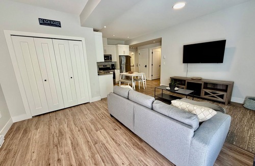 Surrey Apartment | New White Rock Suite Close to Pier and Border