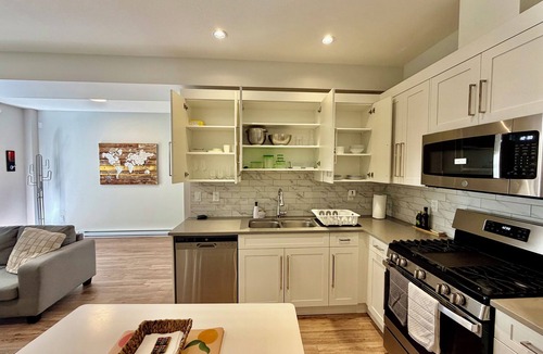 Surrey Apartment | New White Rock Suite Close to Pier and Border