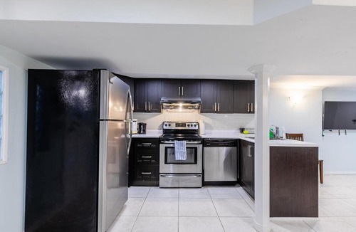 Little Italy Apartment | Newly Renovated - Modern 2BR Apartment - Trinity Bellwoods!