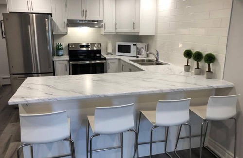 Welland House | Niagara Luxury - Warm, Cozy and Clean Suite Stay (3)