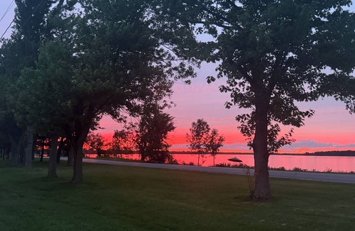 Fort Erie House | Niagara River Idyll Luxurious King Ensuite