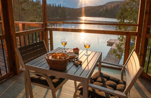 St-Adolphe-d'Howard Ski Chalet | Niksen Cabins for 2 people on the lake