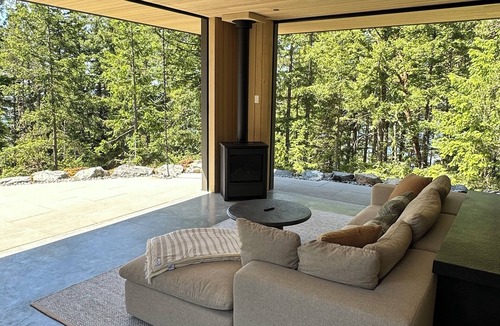 Bowen Island Cabin | Nine Horizons Sunny Westside Forests and Oceans views. Super Private and Spa.