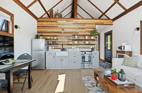 Saint Louis de Kent Cabin | Nordic Spa Retreat Chalet, king bed, luxury bath