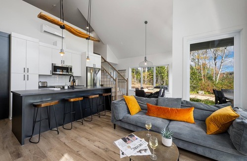 Les Eboulements Ski Chalet | Nordik 126: Private Hot Tub, Covered Terrace & BBQ