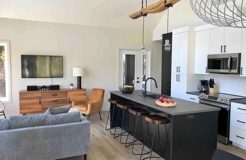 Les Eboulements Ski Chalet | Nordik 126: Private Hot Tub, Covered Terrace & BBQ
