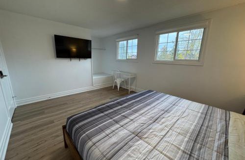 Barrie House | North Barrie !C Cozy and Spacious Private Bedroom with Shared Bathroom