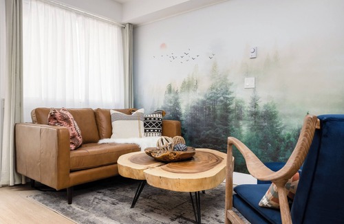 Lower Lonsdale Apartment | North Van Hideaway | Walk to Lonsdale & Seabus!