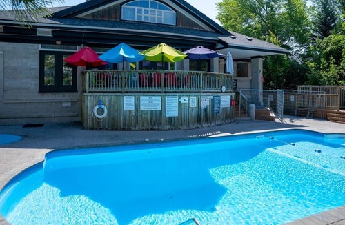 Craigleith House | Northern Peaks Ski In-Out Hot Tub Shuttle Access