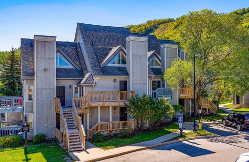 Craigleith House | Northern Peaks Ski In-Out Hot Tub Shuttle Access