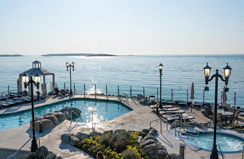 South Oak Bay Hotel | Oak Bay Beach Hotel