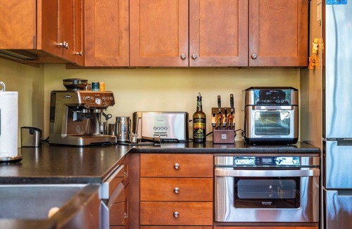 Historic Oakwood House | Oakwood Muse - Walkable, Back Patio, Bidet, Bikes!