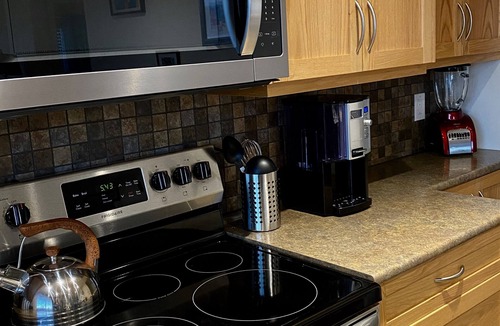 Campbell River House | Ocean View and Garden Oasis Suite