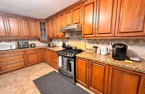 West Vancouver House | Ocean View · Scenic Trails, Cycling & Skiing · NON-BASEMENT 3B2B Suite West Van