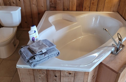 Sliammon Cabin | Ocean views 2-bedroom rustic cabin with soaker tub