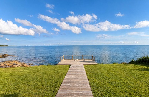 Chelton Cottage | Oceanfront A-Frame Cottage | Stunning Bridge Views | Dog Friendly | Sleeps 8