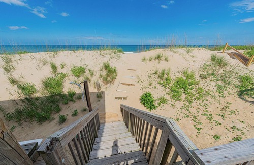 Colington House | Oceanfront Cottage - 3 bedroom & 2 bathrooms - Great Ocean Views - Pet Friendly